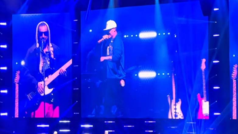 Ο Άνταμ Σάντλερ έφερε τη νοσταλγία της δεκαετίας του ’90 και τον Vanilla Ice στη σκηνή