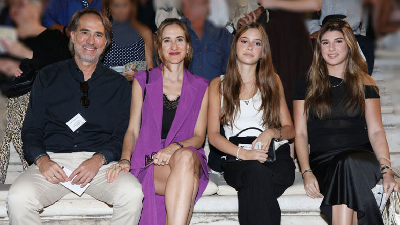 Γιώργος Λυκιαρδόπουλος – Στέλλα Καρμίρη: Η σπάνια δημόσια εμφάνιση με τις κόρες τους στο Ηρώδειο