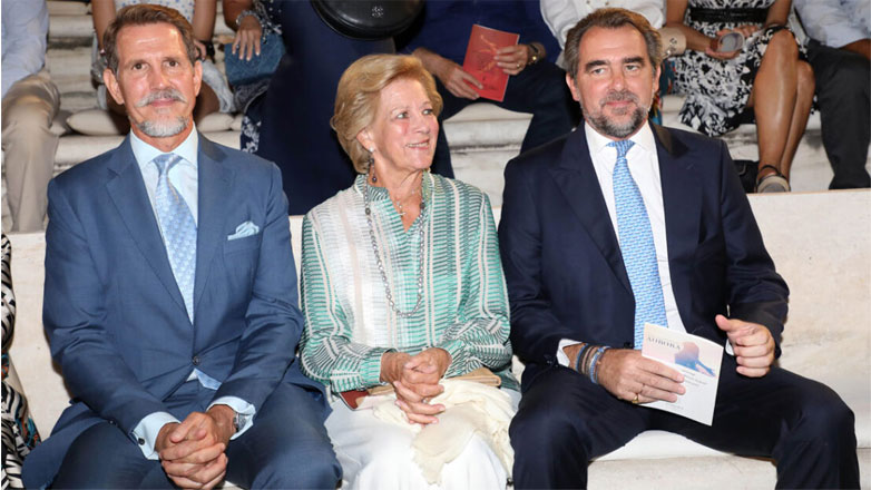 Παύλος & Νικόλαος Ντε Γκρες: Σπάνια βραδινή έξοδος με την μητέρα τους, Άννα Μαρία στο Ηρώδειο – Φωτογραφίες