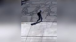 Δολοφονία Τσάρλι Κερκ: Νέο βίντεο δείχνει τον δράστη να περπατά κουτσαίνοντας