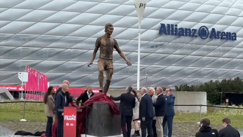 Χάλκινο άγαλμα του Μπεκενμπάουερ έξω από την «Allianz Arena»