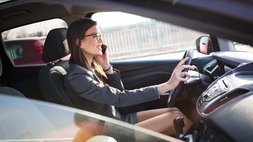 Κινητό στο αυτοκίνητο: Τι επιτρέπεται και τι όχι με τον νέο ΚΟΚ