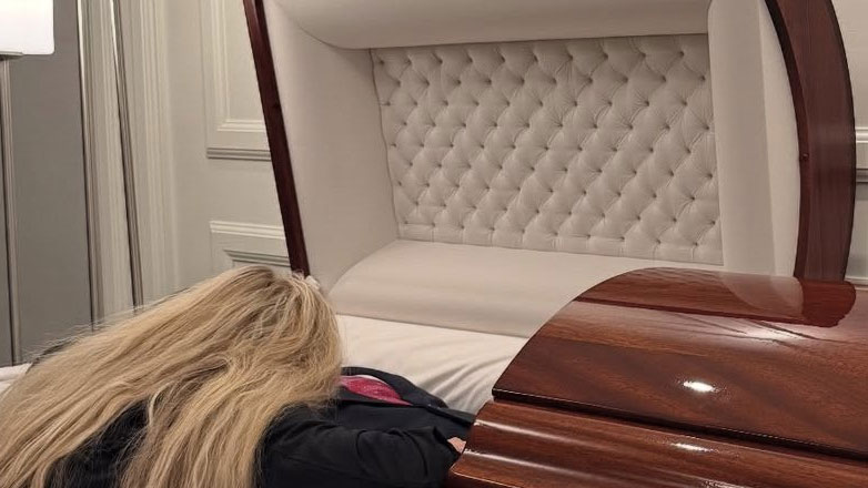 Η Έρικα Κερκ κατέρρευσε στο φέρετρο του συζύγου της