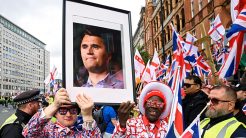 Λονδίνο: Ακροδεξιά συγκέντρωση με χιλιάδες συμμετέχοντες στη μνήμη του Τσάρλι Κερκ