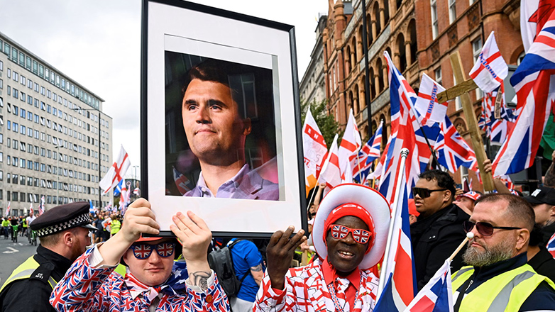 Λονδίνο: Ακροδεξιά συγκέντρωση με χιλιάδες συμμετέχοντες στη μνήμη του Τσάρλι Κερκ
