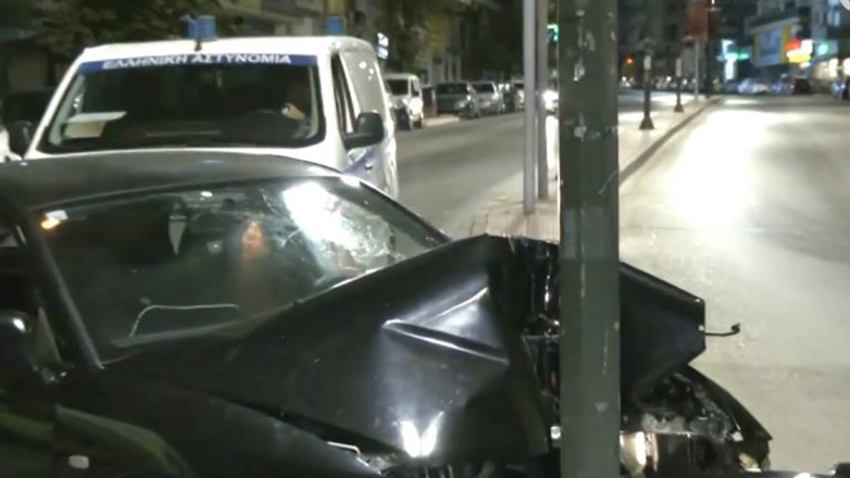 Τροχαίο στα Κάτω Πατήσια: Αυτοκίνητο έπεσε σε κολώνα
