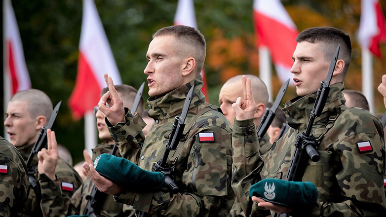 Οι Πολωνοί κατατάσσονται εθελοντικά στον στρατό φοβούμενοι τη ρωσική επιθετικότητα