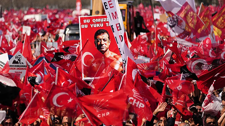 Τουρκία: Δεκάδες χιλιάδες πολίτες συμμετείχαν σε διαδήλωση του CHP στην Άγκυρα