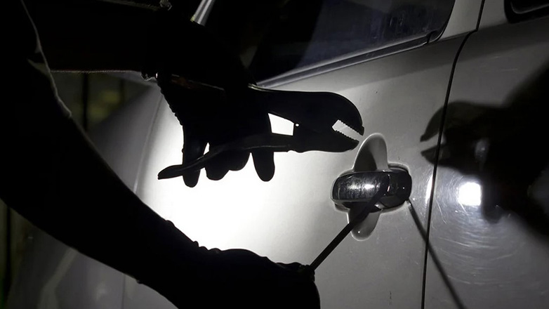 Κοιμόταν στο αυτοκίνητο που διέρρηξε