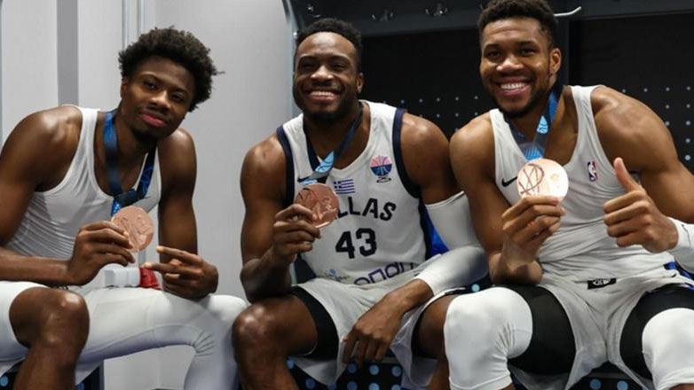 Οι Μπακς αποθέωσαν τα αδέρφια Αντετοκούνμπο