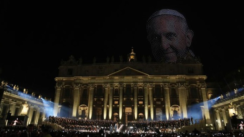 Βατικανό: Έργα του Μιχαήλ Αγγέλου, καθώς και τον πάπα Φραγκίσκο, «ζωγράφισαν» 3.500 drones