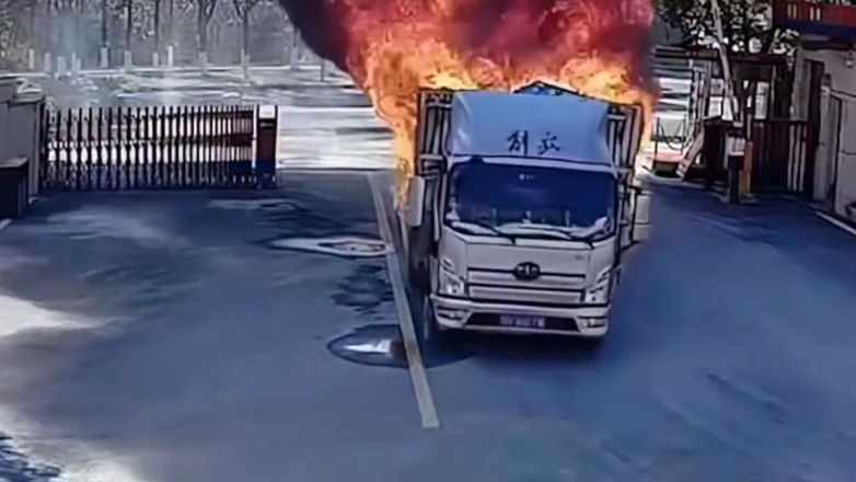 Οδηγός που το φορτηγό του έπιασε φωτιά, οδήγησε μέχρι την Πυροσβεστική
