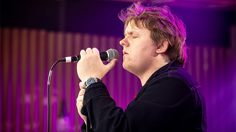 Ο Λιούις Καπάλντι επιστρέφει σε συναυλίες έπειτα από το πρόβλημα υγείας που αντιμετώπισε