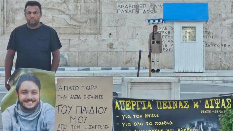 Τέμπη: Πατέρας θύματος ξεκίνησε απεργία πείνας στο Σύνταγμα