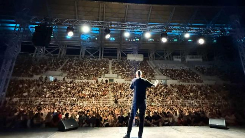 Αλέξανδρος Τσουβέλας: Sold out στην Πάτρα για τον «Εξωγήινο»