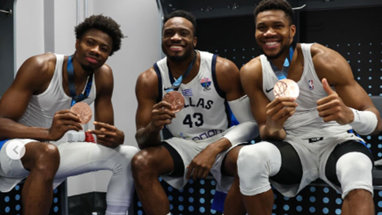 Συγκινεί η ανάρτηση του Κώστα Αντετοκούνμπο: «Τρία αδέρφια από τα Σεπόλια, πατέρα αυτό για σένα»