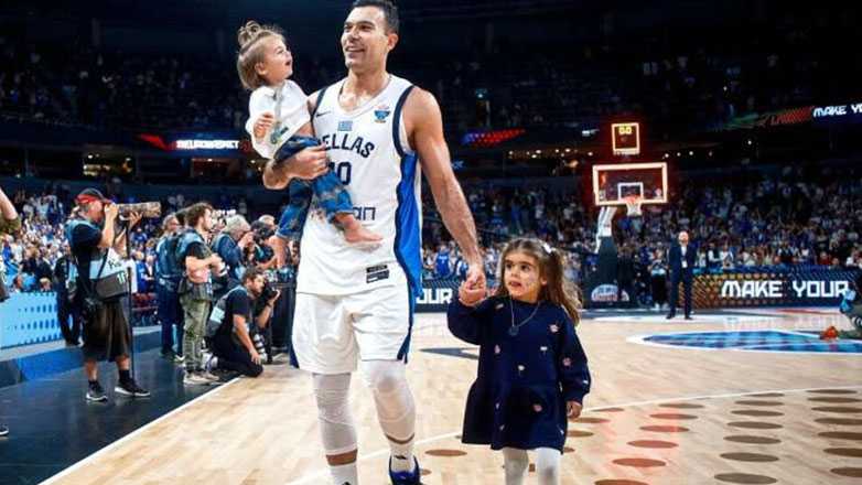 Κώστας Σλούκας: Τα παιδιά του, Βαλέρια και Γιάννης ποζάρουν με το χάλκινο μετάλλιο