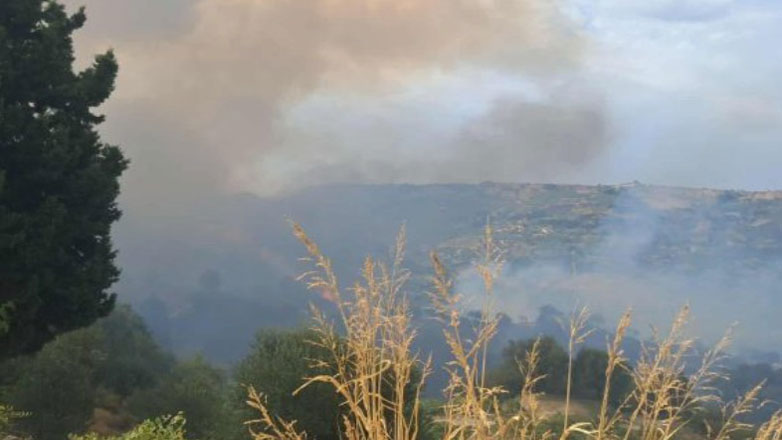 Ενισχύθηκαν οι πυροσβεστικές δυνάμεις για τη φωτιά στην Άνδρο