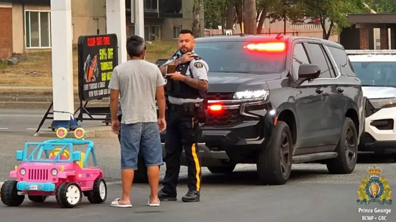 Μεθυσμένος άντρας βγήκε στην κίνηση οδηγώντας ηλεκτρικό παιδικό Jeep – Τον συνέλαβαν επειδή δεν είχε άδεια (Βίντεο) 