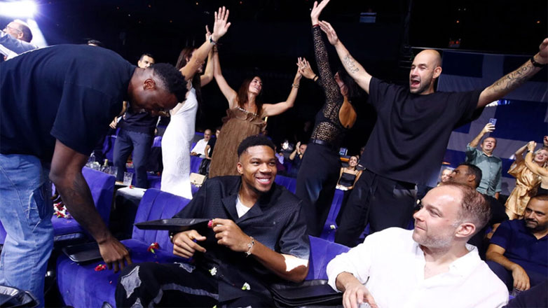 Η Εθνική Ομάδα Μπάσκετ τα «έσπασε» στον Θοδωρή Φέρρη – Το τραγούδι του Λαρεντζάκη και το συρτάκι του Αντετοκούνμπο Η Εθνική Ομάδα Μπάσκετ τα «έσπασε» στον Θοδωρή Φέρρη – Το τραγούδι του Λαρεντζάκη και το συρτάκι του Αντετοκούνμπο