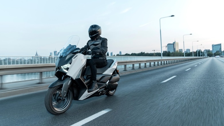 Τώρα το Yamaha XMAX 300 Tech MAX με δώρο Keyless Βαλίτσα