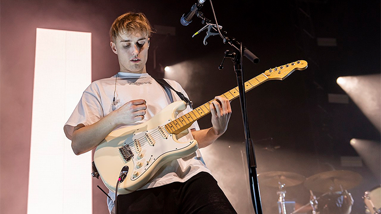 Ο Σαμ Φέντερ γίνεται ο πρώτος καλλιτέχνης που περιοδεύει με ηλεκτροκίνητα φορτηγά