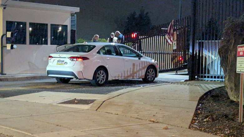 Συναγερμός στο FBI: Αυτοκίνητο εμβόλισε την πύλη του κτηρίου της υπηρεσίας στο Πίτσμπουργκ