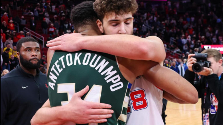 Ενωτικό μήνυμα Γιάννη για Σενγκούν: «Παίζουμε για την αγάπη των χωρών μας, παίζουμε με σεβασμό» – Τι απάντησε ο Τούρκος