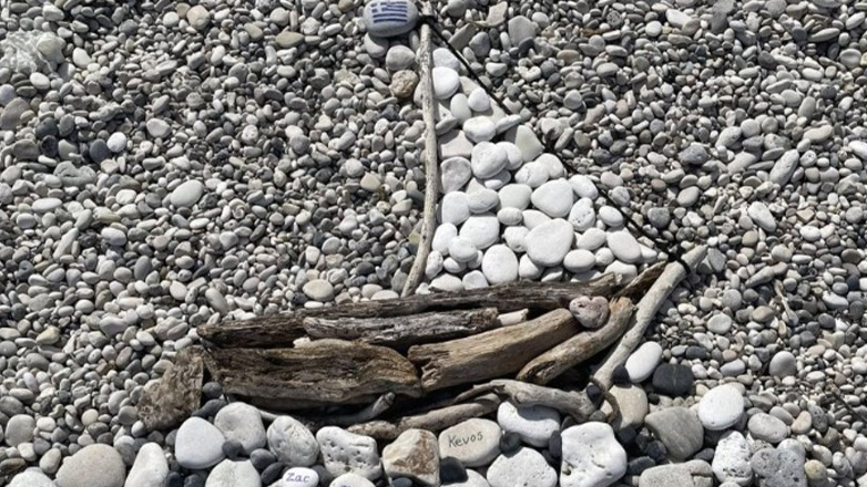 Έργα τέχνης με φαντασία, από βότσαλα, στην Κεφαλονιά