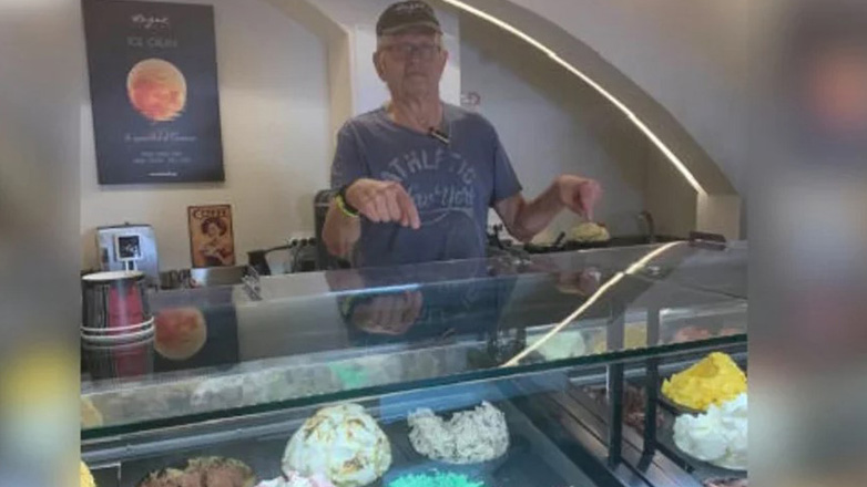 Ο Άκης Τσελέντης άνοιξε boutique παγωτατζίδικο  στο Φισκάρδο