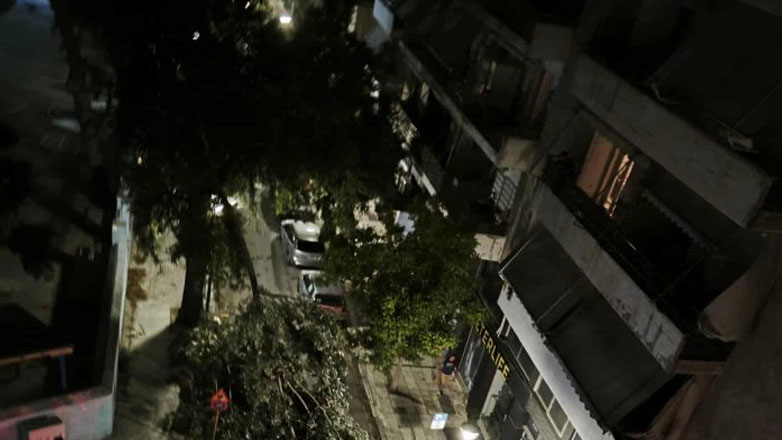 Ισχυροί άνεμοι σάρωσαν τον Βόλο – Ζημιές σε οχήματα, πτώσεις δέντρων και διακοπές ρεύματος