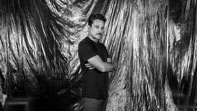 Όταν η απώλεια ξεπερνάει τις λέξεις – Ο Γιώργος Καραμίχος σκηνοθετεί τον Ευγένιο του Frank McGuinness