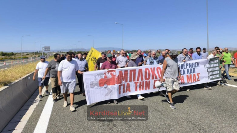Πανθεσσαλικό μπλόκο αγροτών στον κόμβο Ε65 της Καρδίτσας