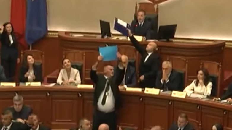 Πανδαιμόνιο στην αλβανική Βουλή με τον υπουργό – ρομπότ