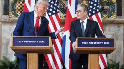 Business και χαμόγελα στη συνάντηση Τραμπ – Στάρμερ