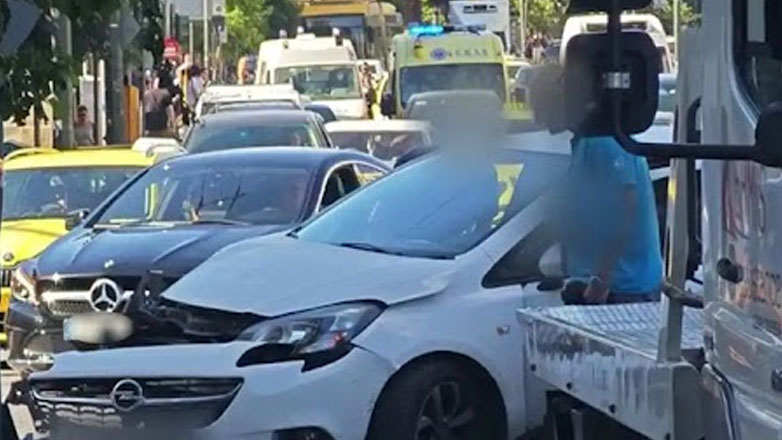 Βασιλίσσης Σοφίας: Αυτοκίνητο έπεσε σε κολόνα