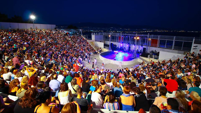 Η θεατρική ομάδα του Νοσοκομείου Μεταξά «Metaxact» στο Βεάκειο Θέατρο Πειραιά