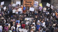 Διαδήλωση στη Νέα Υόρκη για την προστασία της ελευθερίας του λόγου μετά την απομάκρυνση του Τζίμι Κίμελ από το ABC