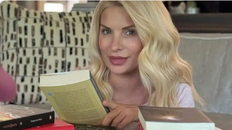 Ελένη Μενεγάκη: Δώρισε 61 βιβλία στη Δημοτική Βιβλιοθήκη Ελασσόνας Ελένη Μενεγάκη: Δώρισε 61 βιβλία στη Δημοτική Βιβλιοθήκη Ελασσόνας