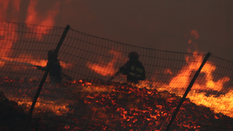 Φωτιά σε Μενίδι: Μεγάλες οι καταστροφές στο εργοστάσιο ξυλείας