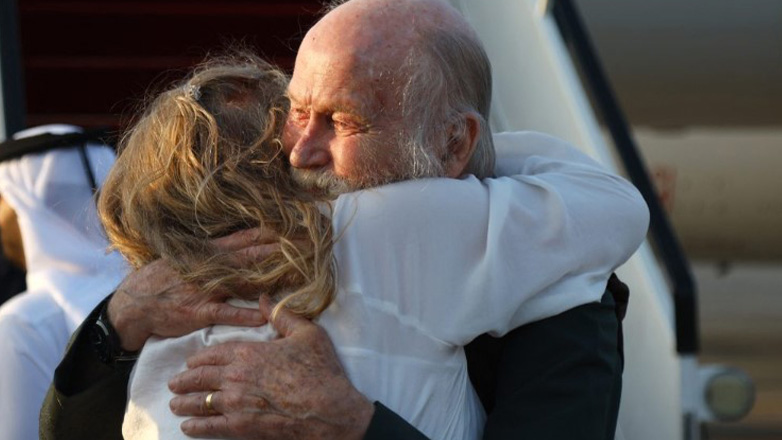 Κατάρ: Έφτασε στην Ντόχα το ζευγάρι των ηλικιωμένων Βρετανών που απελευθέρωσαν οι Ταλιμπάν