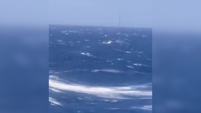 Κύθνος: Νέο βίντεο από τη διάσωση του ιστιοφόρου στη μανιασμένη θάλασσα