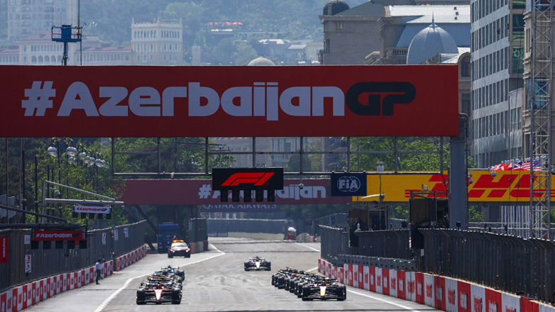 F1 Azerbaijan: Τα πέντε κόκκινα φώτα θα σβήσουν στις 14.00 – Ο Max Verstappen στην πρώτη γραμμή της εκκίνησης