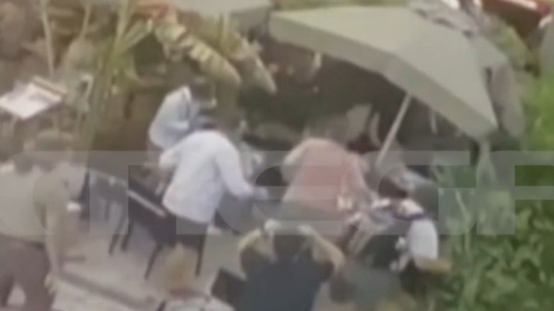 Βίντεο ντοκουμέντο από την πτώση δέντρου με δύο τραυματίες στην πλατεία Αγίας Ειρήνης