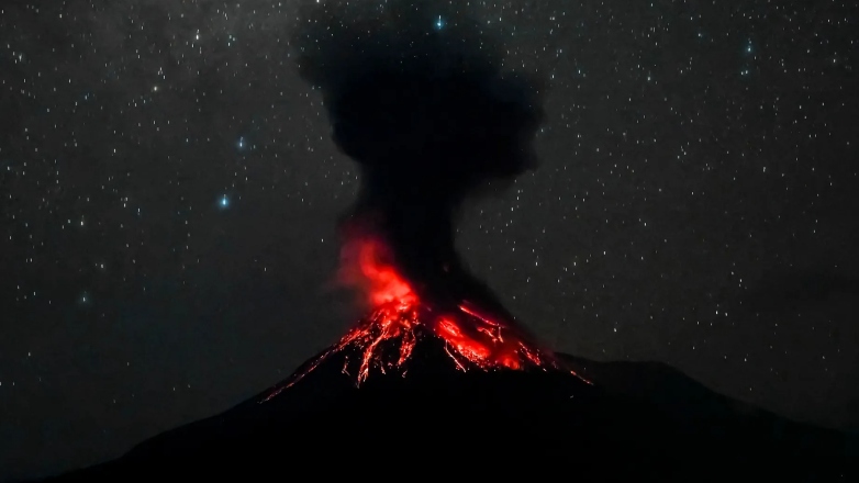 Εντυπωσιακές εικόνες και βίντεο από έκρηξη ηφαιστείου στην Ινδονησία Εντυπωσιακές εικόνες και βίντεο από έκρηξη ηφαιστείου στην Ινδονησία
