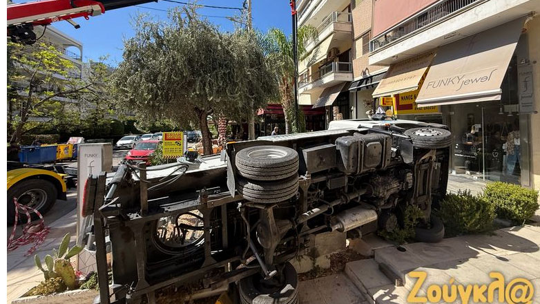 Γλυφάδα: Ανατροπή γερανοφόρου οχήματος – Έπεσε σε κατάστημα