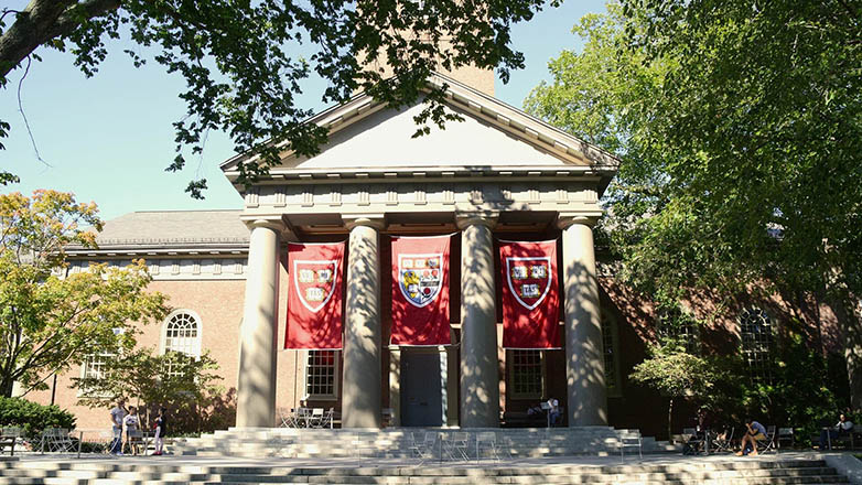 Ο Τραμπ επιβάλλει νέους περιορισμούς στο Χάρβαρντ