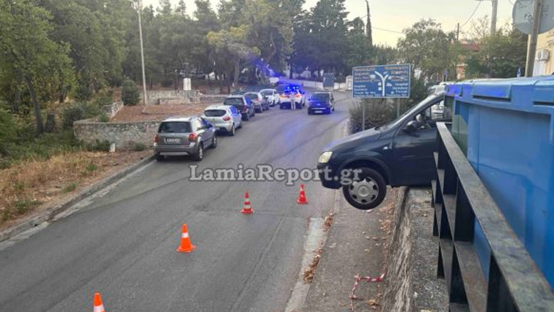 Λαμία: Αυτοκίνητο κρεμάστηκε στο κενό