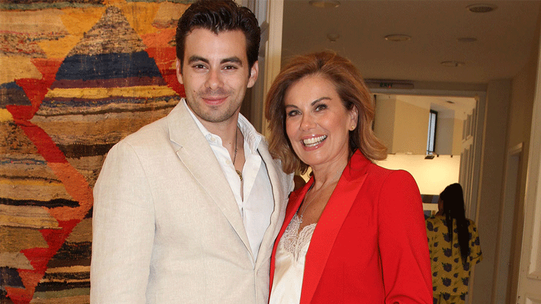 Ευγενία Μανωλίδου: Σπάνια εμφάνιση με τον μεγαλύτερο γιο της, Αλέξανδρο στα εγκαίνια της «Αrt Athina» Ευγενία Μανωλίδου: Σπάνια εμφάνιση με τον μεγαλύτερο γιο της, Αλέξανδρο στα εγκαίνια της «Αrt Athina»