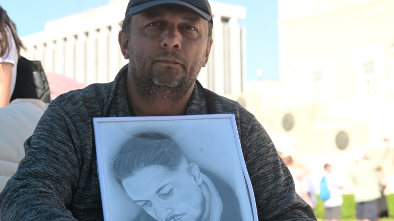 Συγκεντρώσεις συμπαράστασης στον Πάνο Ρούτση, που κάνει απεργία πείνας στο Σύνταγμα